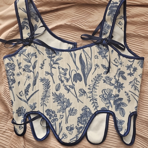 Set of 7 Scarlett Darkness Corsets - Picture 5 of 16